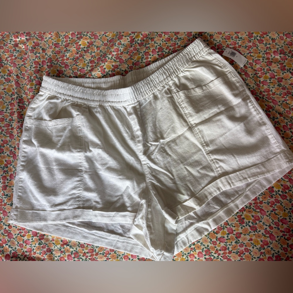 Old Navy 2X White Shorts 🤍 NEW WITH TAGS
